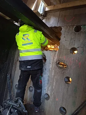 Betonghåltagning i Stockholm för att dra rör genom betongvägg