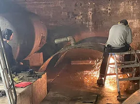 Skärning i metall under ett rivningsprojekt